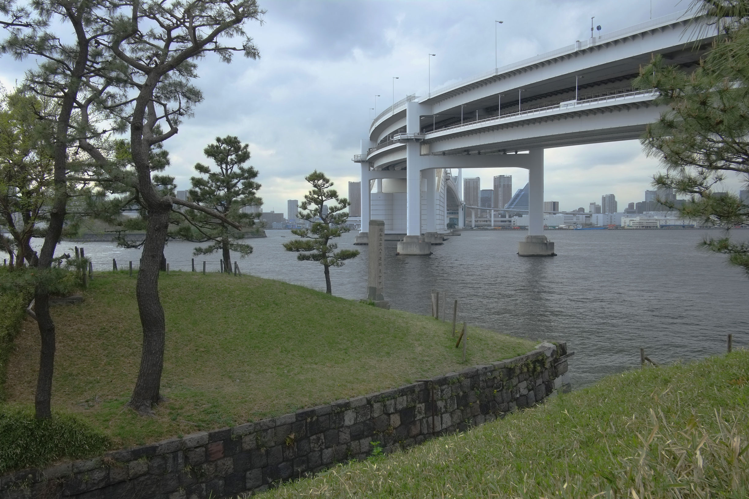 写真5（品川第三台場 史跡品川臺場参番記念碑）