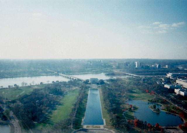 写真10（ワシントン記念塔展望台から（リンカーン記念堂方面））