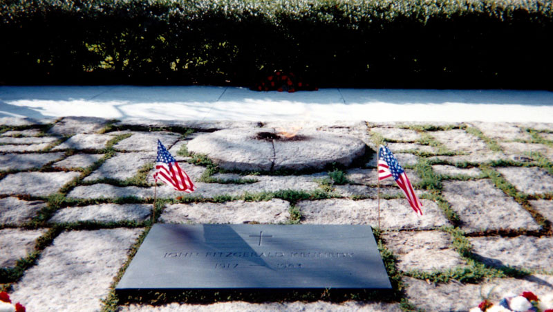 写真4（ジョン・F・ケネディの墓（アーリントン国立墓地にて））