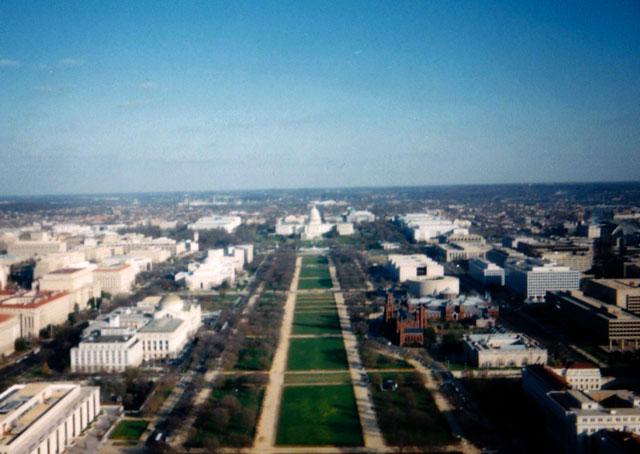 写真8（ワシントン記念塔展望台から（国会議事堂（キャピトル）方面））