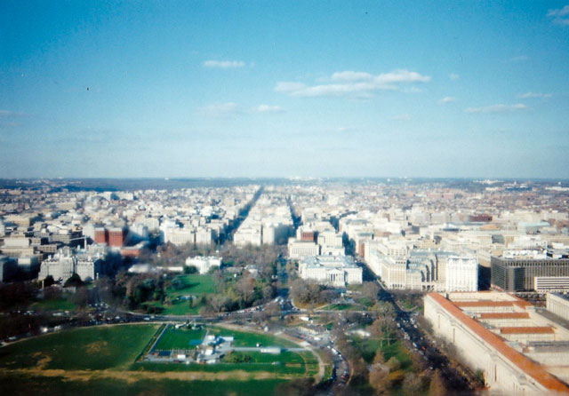 写真9（ワシントン記念塔展望台から（ホワイト・ハウス方面））